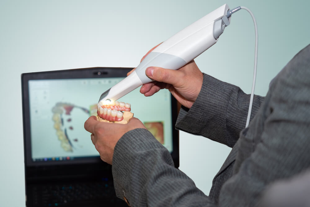 Dental intraoral scanner